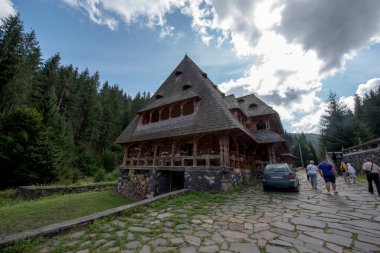 Carpathian Dağları, Romanya - 25 Temmuz, 2019: Carpaevo Köyü. Turistler evin etrafında dolaşıyorlar.
