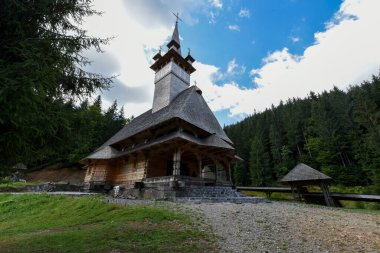 Dağlardaki ahşap kilise.