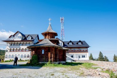 Köydeki eski ahşap kilise.