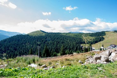 Dağlarla ve mavi gökyüzüyle yaz manzarası