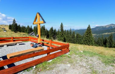 Dağlarda tahta tabela