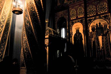 Eski kilisenin içinde.