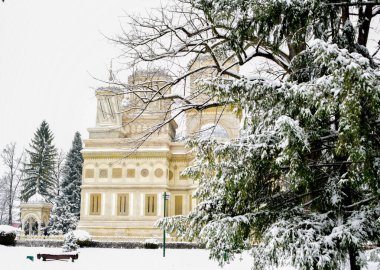 Kilisenin eski binası.
