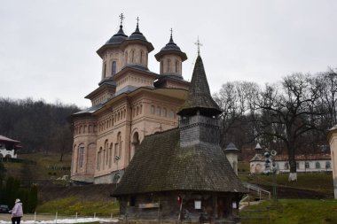 Aziz Nikolas 'ın kutsal ruhunun tarihi kilisesi İlkbaharda nehrin kıyısında Cezve köyünde,