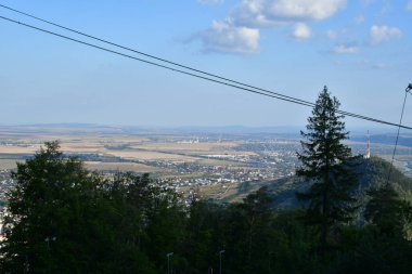 Dağın tepesinde teleferik var.