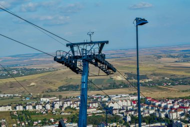 Yaz günü tepede teleferik var.