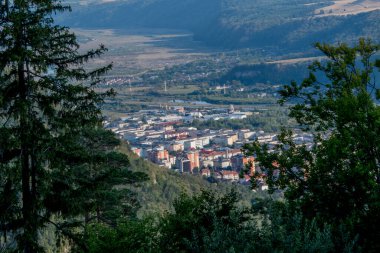 Güneşli bir günde bir dağ köyünden manzara