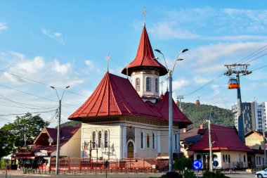 Cumhuriyet 'in en ünlü simgesinin başkenti olan şehir merkezindeki Kutsal Üçlü Kilisesi.