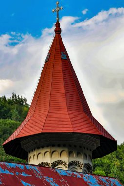 Dağlardaki ahşap kilise.