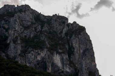 Bulutlu bir günde dağlarda güzel bir dağ manzarası