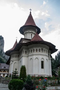 Kafkasların dağlarındaki kutsal üçlünün köyündeki kilise.