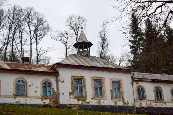 Ukrayna 'nın Pripyat köyündeki terk edilmiş eski kilise.