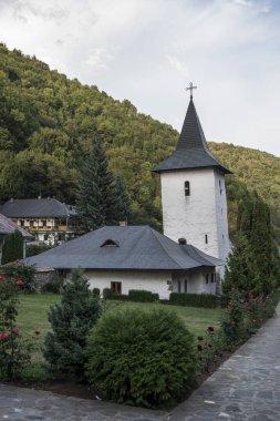 Ortodoks manastırı güneşli bir günde.