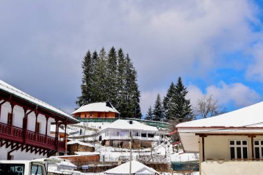 Dağların köyündeki eski ahşap ev.