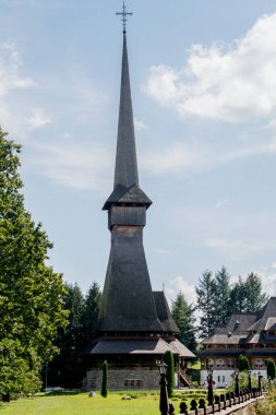 Hollanda köyündeki kutsal üçlünün kilisesi.