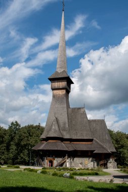 Köydeki eski ahşap kilise.