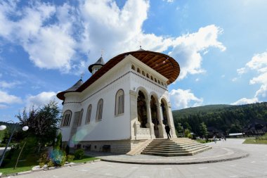 Kutsal Üçlü Manastırı. Eski şehirde. Dünyanın en ünlü simgesi.