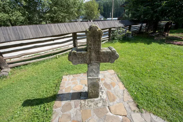Altes Holzkreuz Auf Dem Rasen — Stockfoto