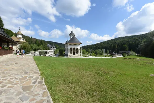 Église Orthodoxe Sur Fond Montagnes — Photo