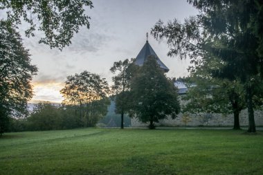 Parkta sonbahar, güneşin ilk ışınları