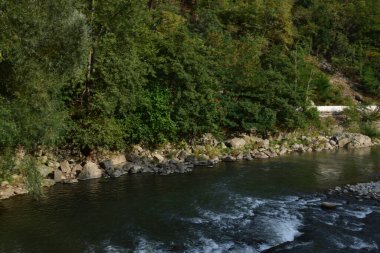 Carcassonne nehrinin güzel dağ manzarası, Fransa