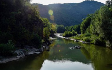 Dağlarda küçük bir teknesi olan güzel bir nehir.