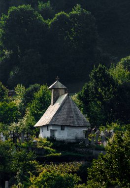 Köyde terk edilmiş eski bir ev.