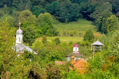 Dağlardaki kilise ve köy