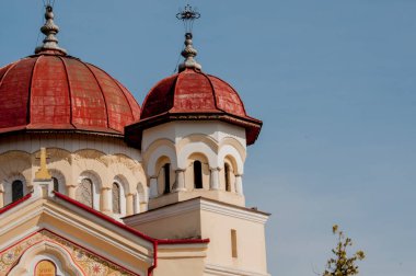 Mavi gökyüzünün arka planındaki kilise