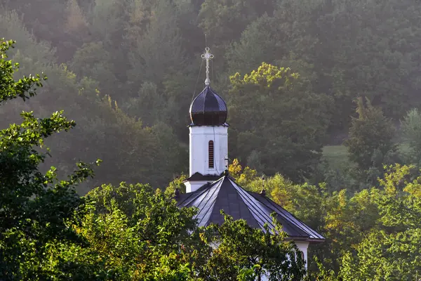 Dağlardaki Ortodoks manastırı.