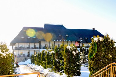 Karla kaplı dağlı kış oteli