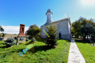 Yazın, köyün eski kasabasındaki kutsal üçleme kilisesi.