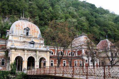 Kafkasların dağlarındaki kutsal üçlünün manastırı.