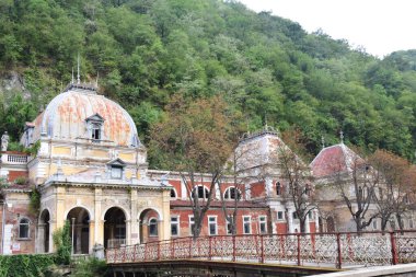 Kutsal Buda 'nın tapınağı. Tayland' ın kuzeyindeki en kirli şehrin bulunduğu adanın dağlarındaki tapınak.