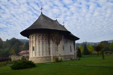 Dağlardaki eski kilise.