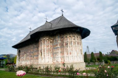 Fransa 'nın güneyindeki eski Kostrog kasabasındaki St. Nicholas Kilisesi.