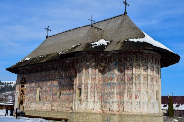 Kışın şehrin eski kasabasının köyündeki kilise.