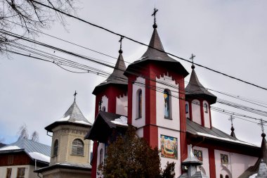 Şehirdeki eski ahşap kilise.
