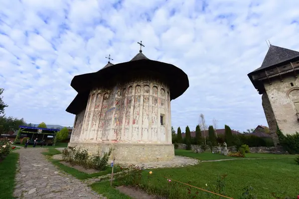 Romanya dağlarındaki antik kilise, antik manastırın güzel bir manzarası, ülkenin en ünlü simgesi..