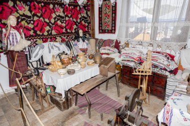 İstanbul 'daki bit pazarında satılık geleneksel Türk kıyafetleri, hindi