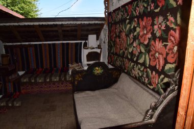 Köyde bir evin içinde.