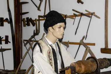 Eski ahşap dikiş makinesi, şapka ve fiyonk.