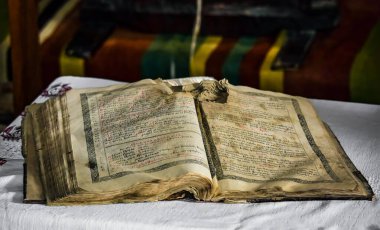 bir tablo üzerinde eski kitap