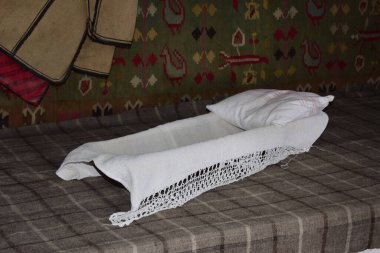 Yastıklı ve battaniyeli geleneksel Rus tarzı yatak.