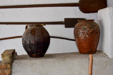 Eski ahşap bir havan mermisinin dikey görüntüsü.