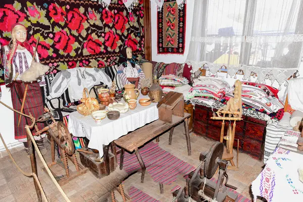 Eski Rus tarzı evin içi.