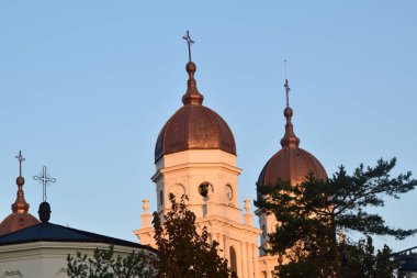 Şehrin arka planındaki kilise.