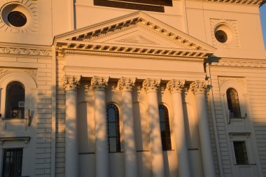 Şehirdeki eski kilise.