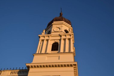 Güneşli bir kilise