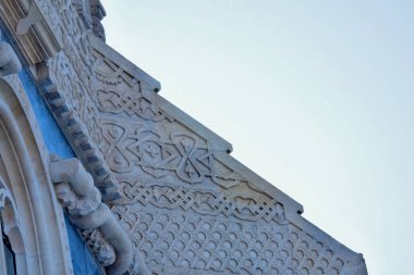 Beyaz arkaplanı olan eski bina